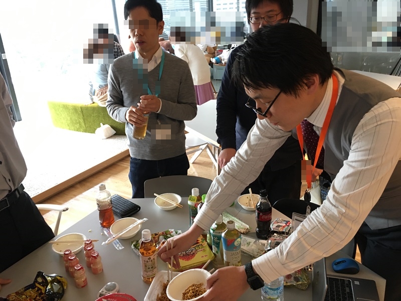 カップ焼きそ部・実食中