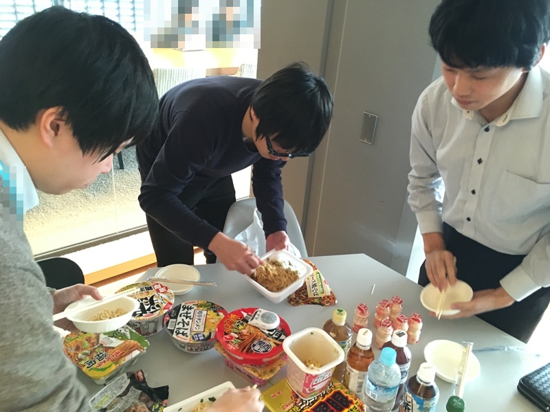 カップ焼きそば調理中